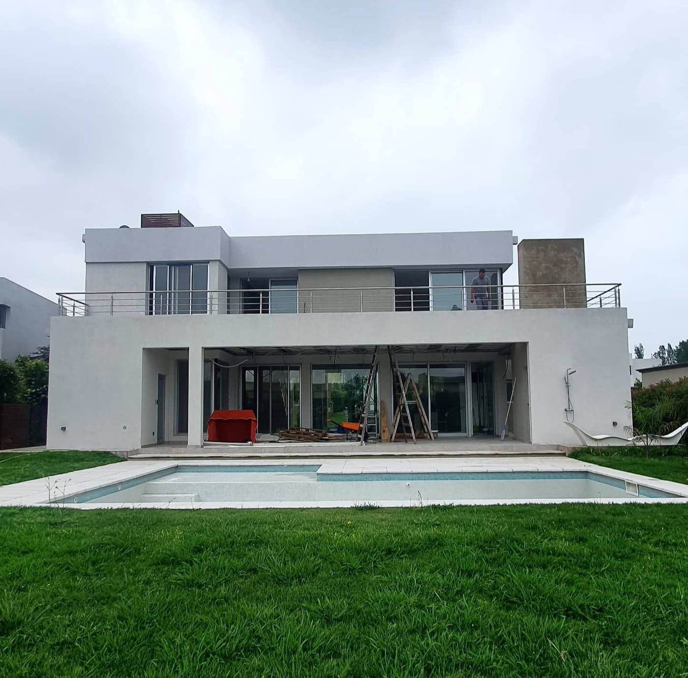 Baranda de acero inoxidable en balcón exterior con pileta de fondo