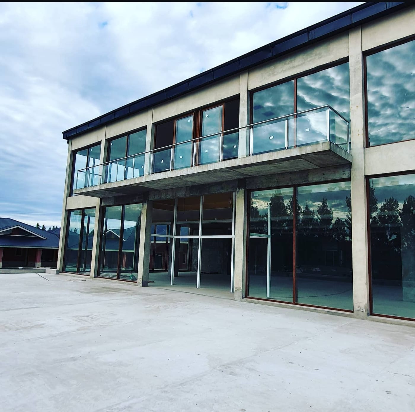 Baranda de vidrio y acero inoxidable en balcón de vivienda moderna
