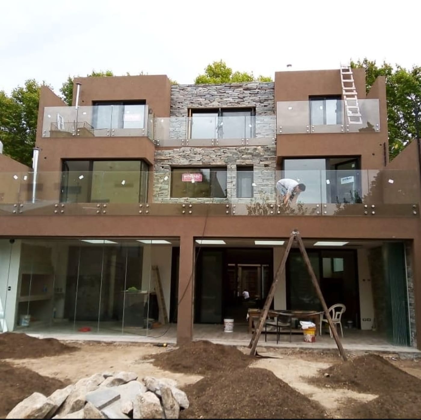 Instalación de baranda de exterior en balcón con paneles de vidrio