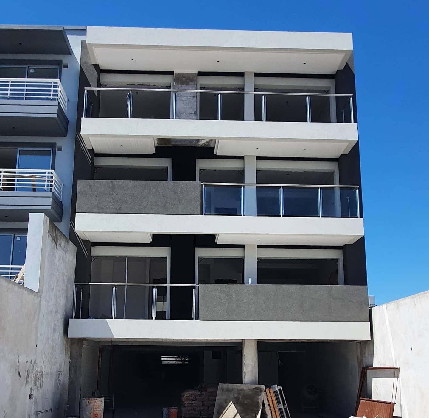 Edificio con balcones de barandas de acero inoxidable en fachada exterior