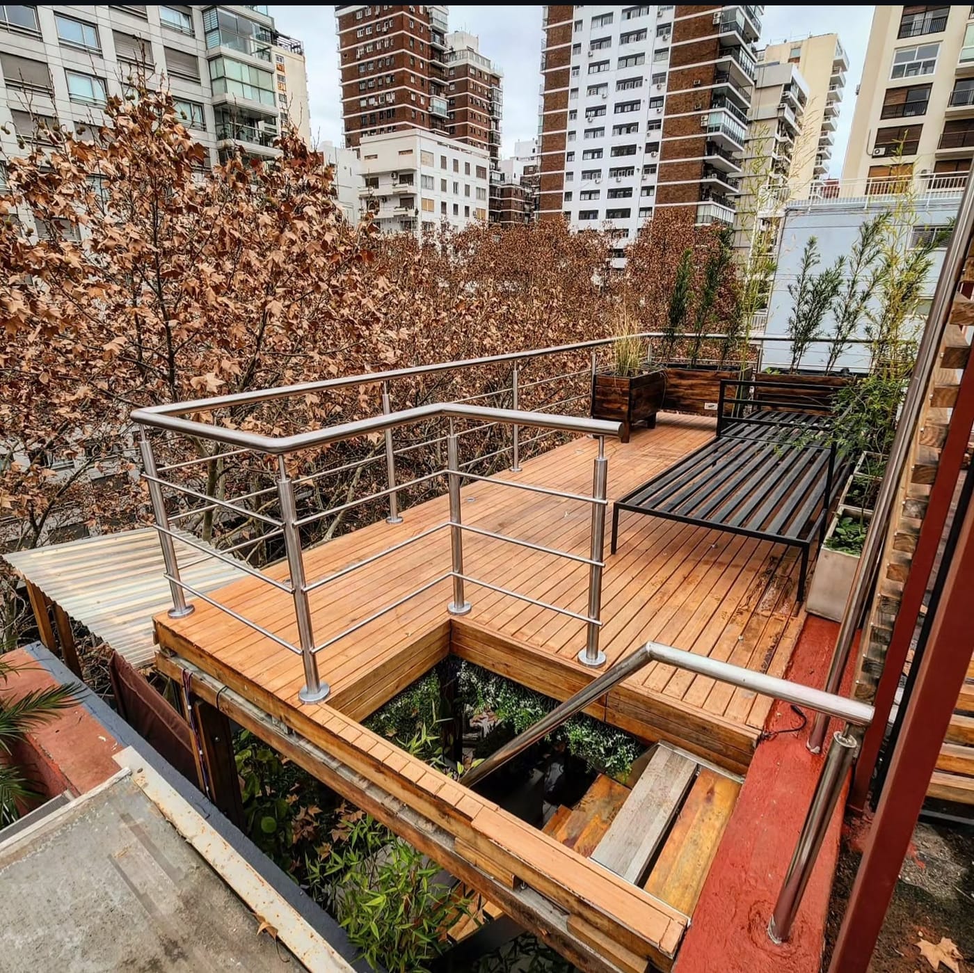 Baranda de acero inoxidable en terraza con vista a la ciudad
