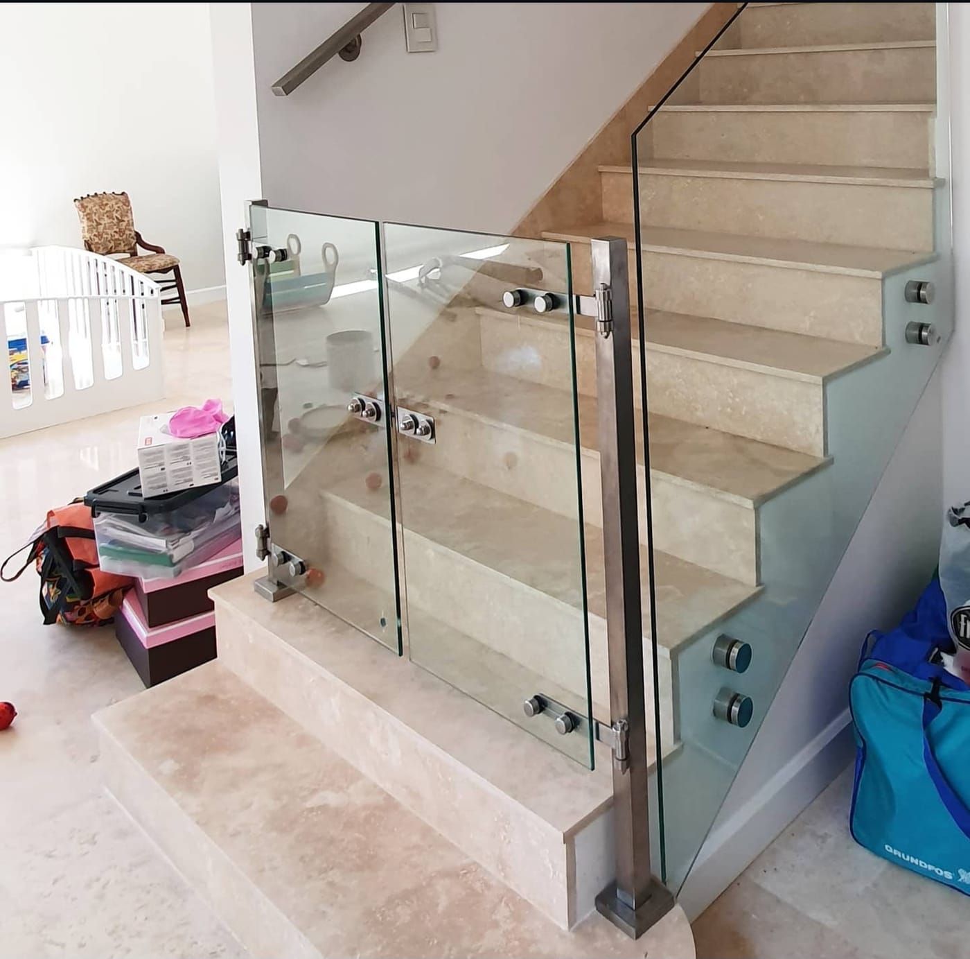Portón de vidrio de seguridad para escalera, trabajo a medida