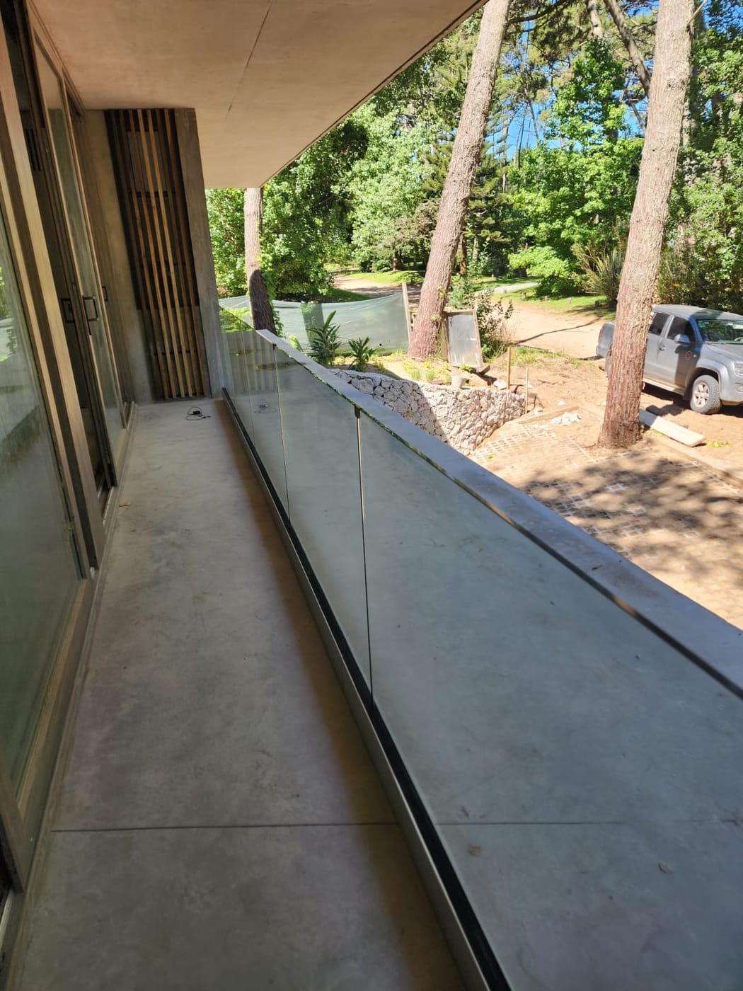 Terraza con baranda de vidrio templado en vivienda de Cariló