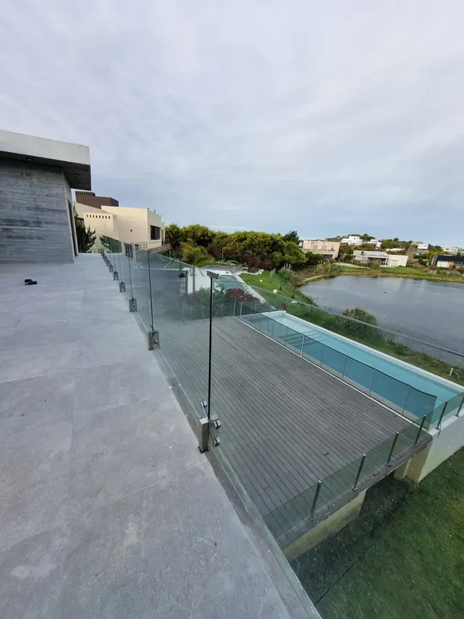 Barandas de vidrio templado en una vivienda de Costa Esmeralda