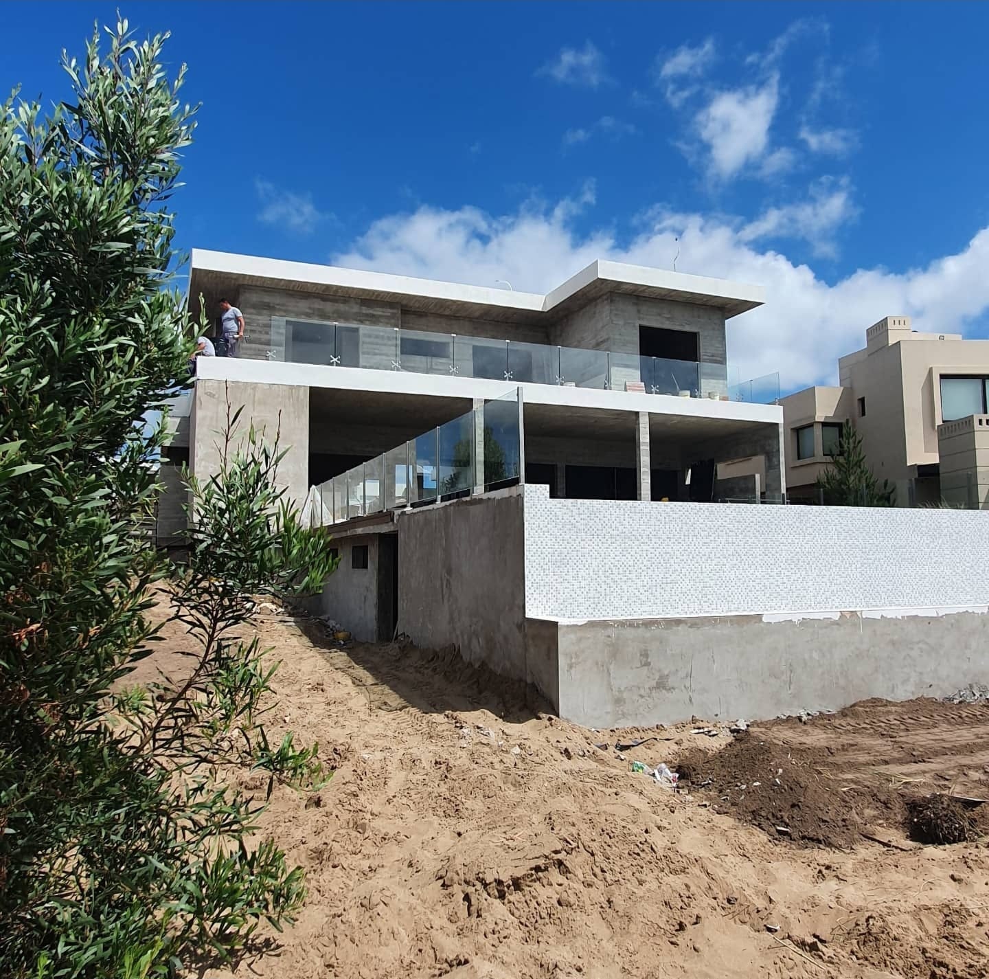 Baranda de vidrio templado con estructura de acero inoxidable en balcón de vivienda en Costa Esmeralda