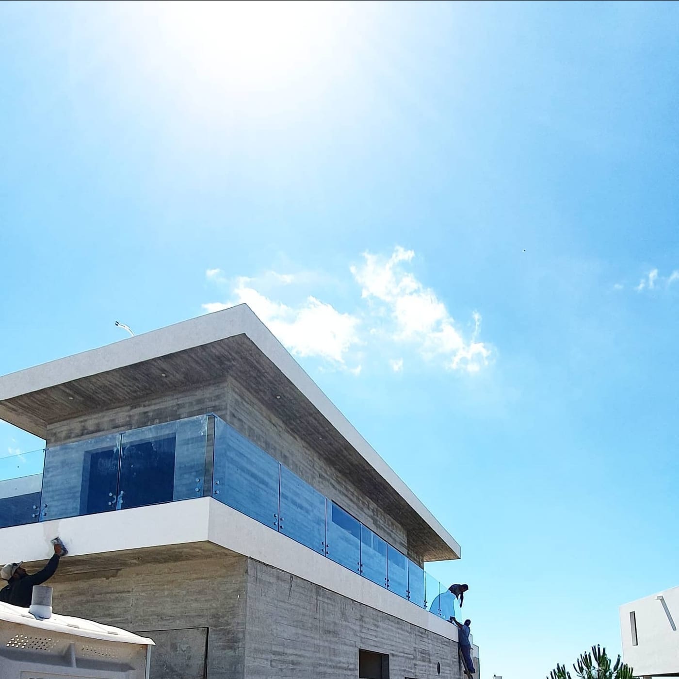 Baranda de vidrio templado en balcón superior de vivienda en Costa Esmeralda