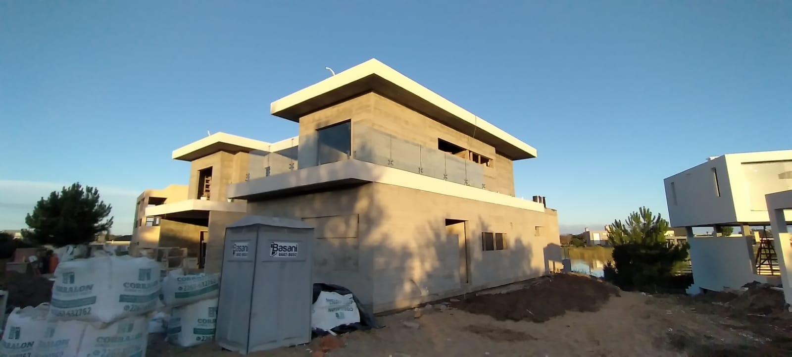 Vivienda en construcción en Costa Esmeralda con barandas de vidrio templado