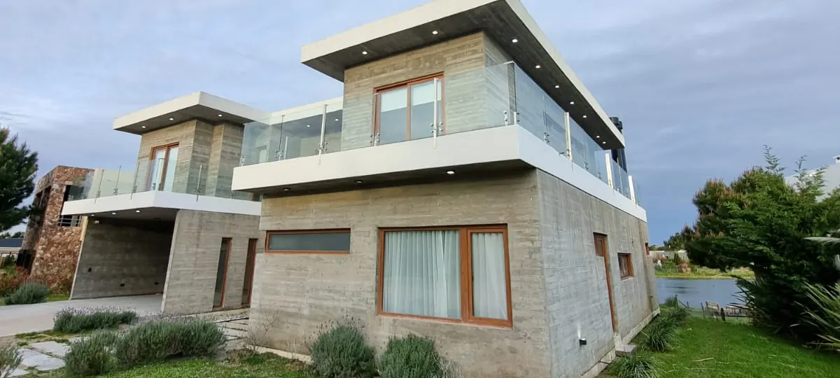 Baranda de vidrio templado con minipostes de acero inoxidable en la terraza de una vivienda en Costa Esmeralda