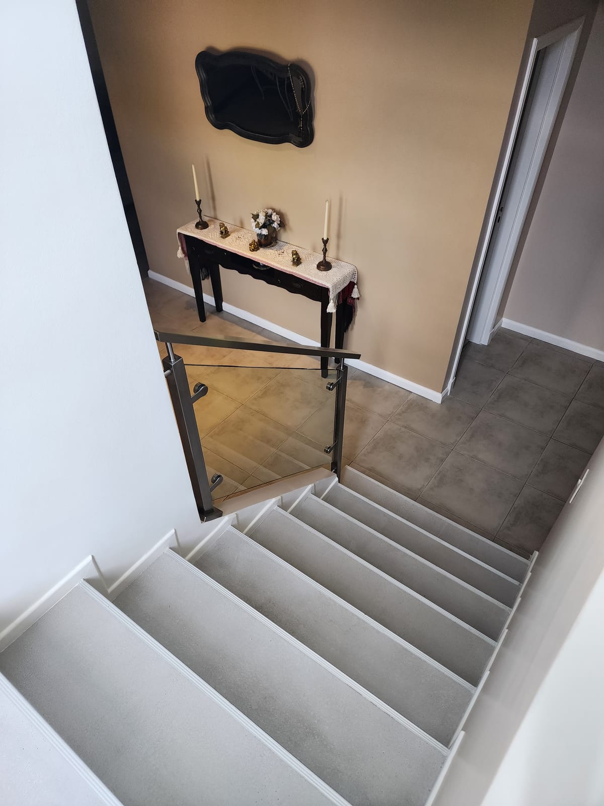 Baranda de acero inoxidable y vidrio en entrepiso de vivienda en Talar del Lago 2
