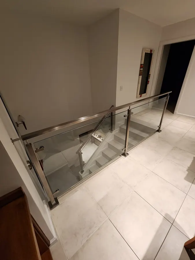 Baranda de acero inoxidable y vidrio en una vivienda de Talar del Lago 2