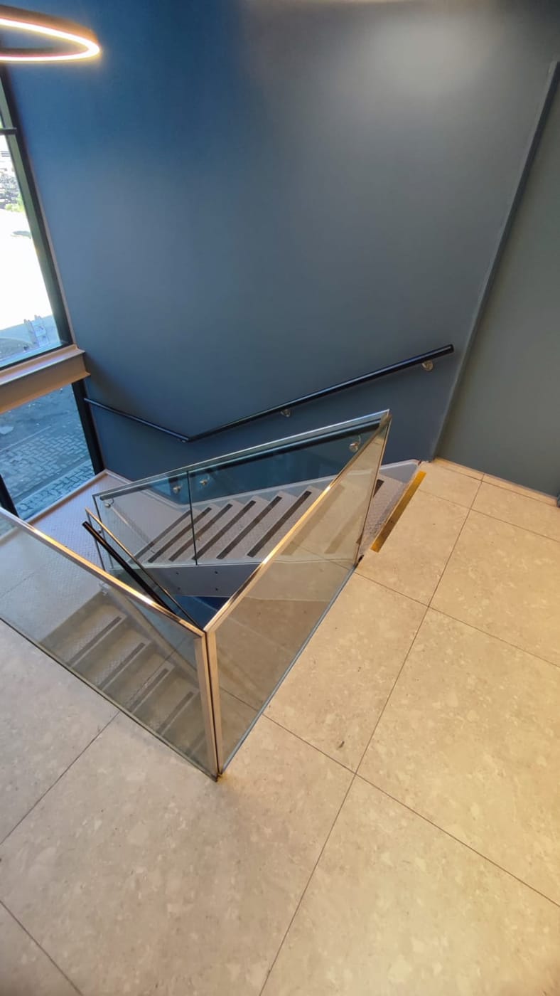 Estructura de acero inoxidable con vidrio templado en escalera de edificio Tenaris