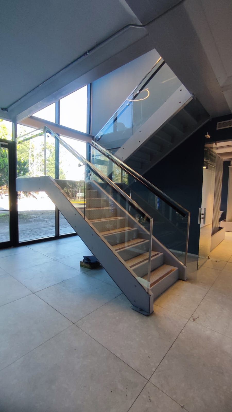 Escalera de acero y vidrio en edificio Tenaris