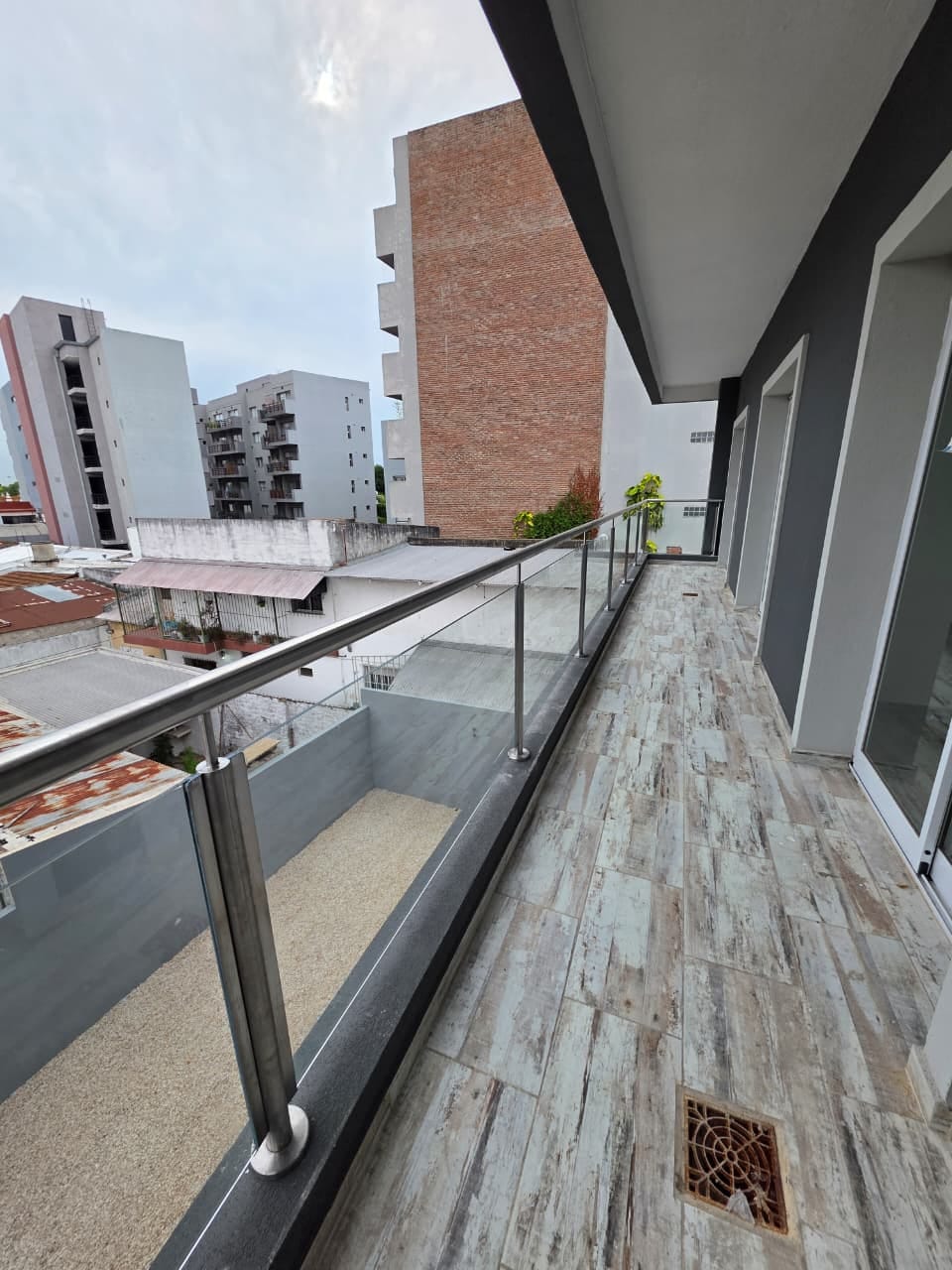 Baranda de vidrio en balcón de unidad de edificio en Tigre