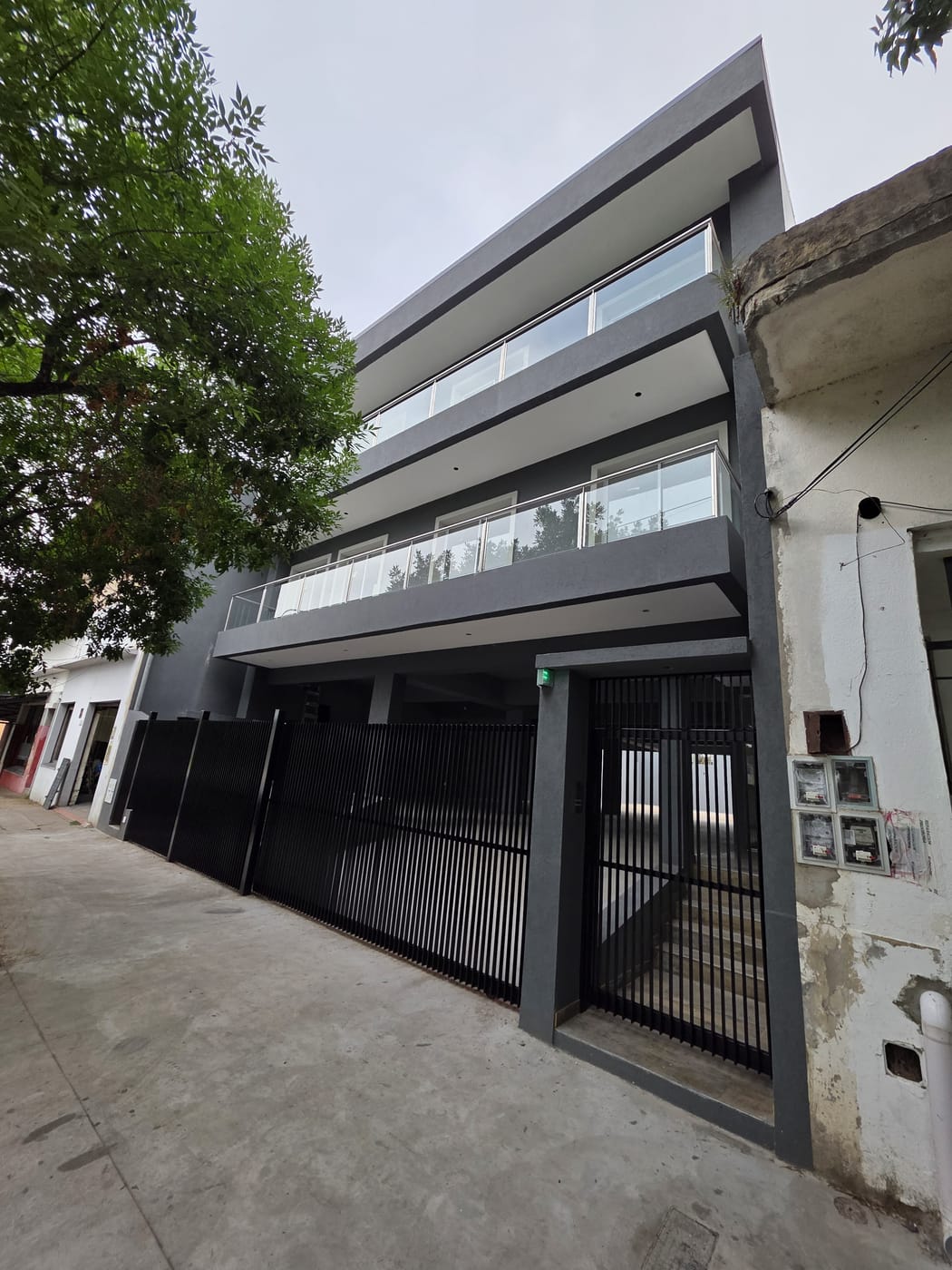 Fachada de edificio en Tigre con barandas de vidrio en varios pisos