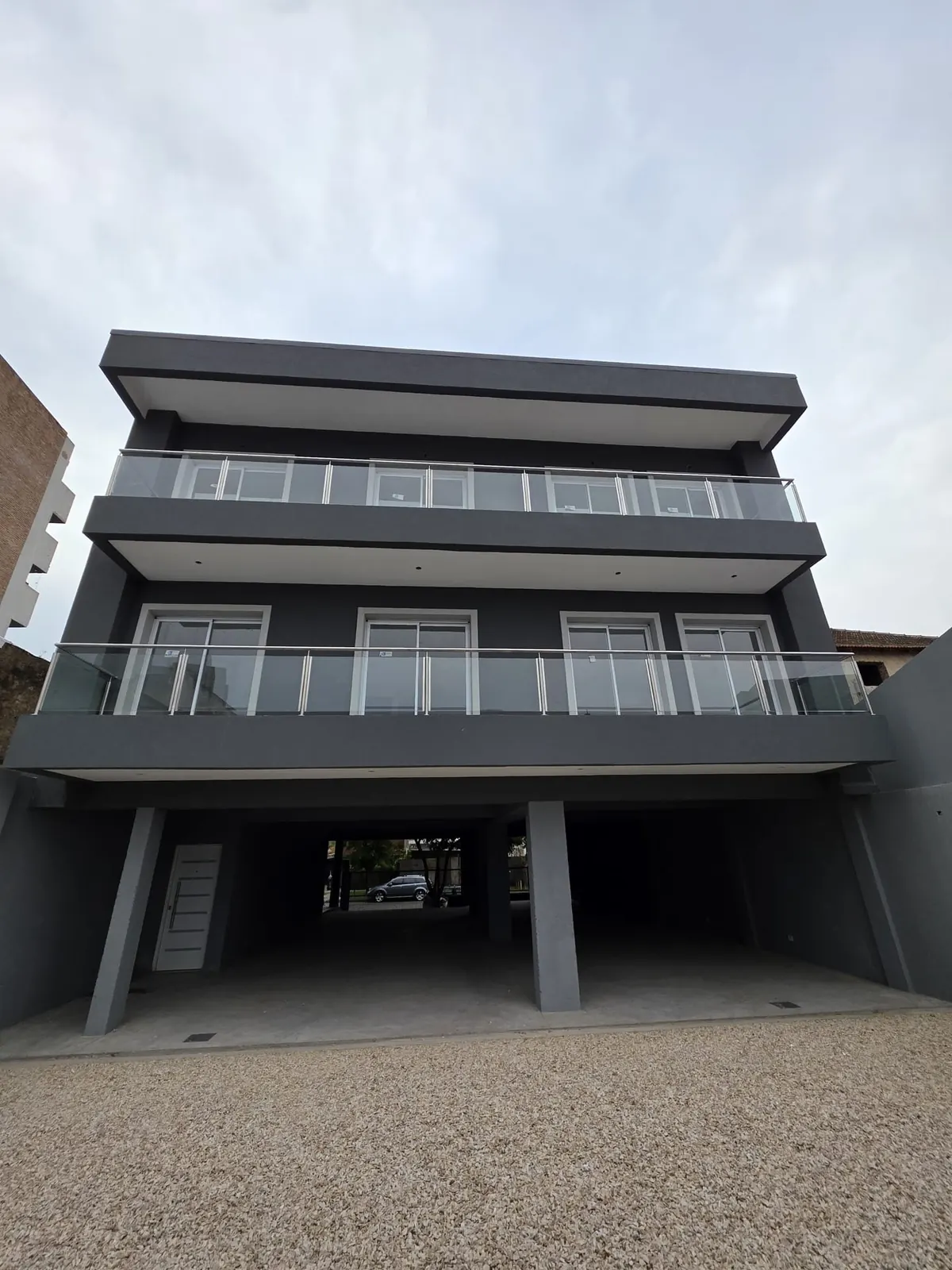 Baranda de vidrio y acero inoxidable en el balcón de un edificio en Tigre