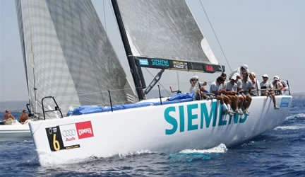 Velero TP 52 Siemens navegando en regata