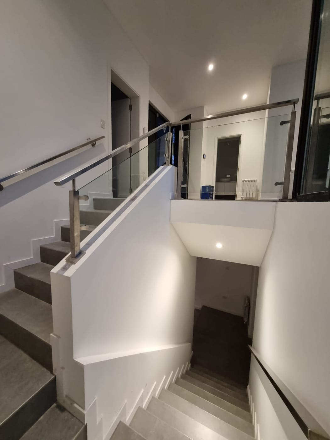 Baranda de vidrio templado con pasamanos de acero inoxidable en escalera