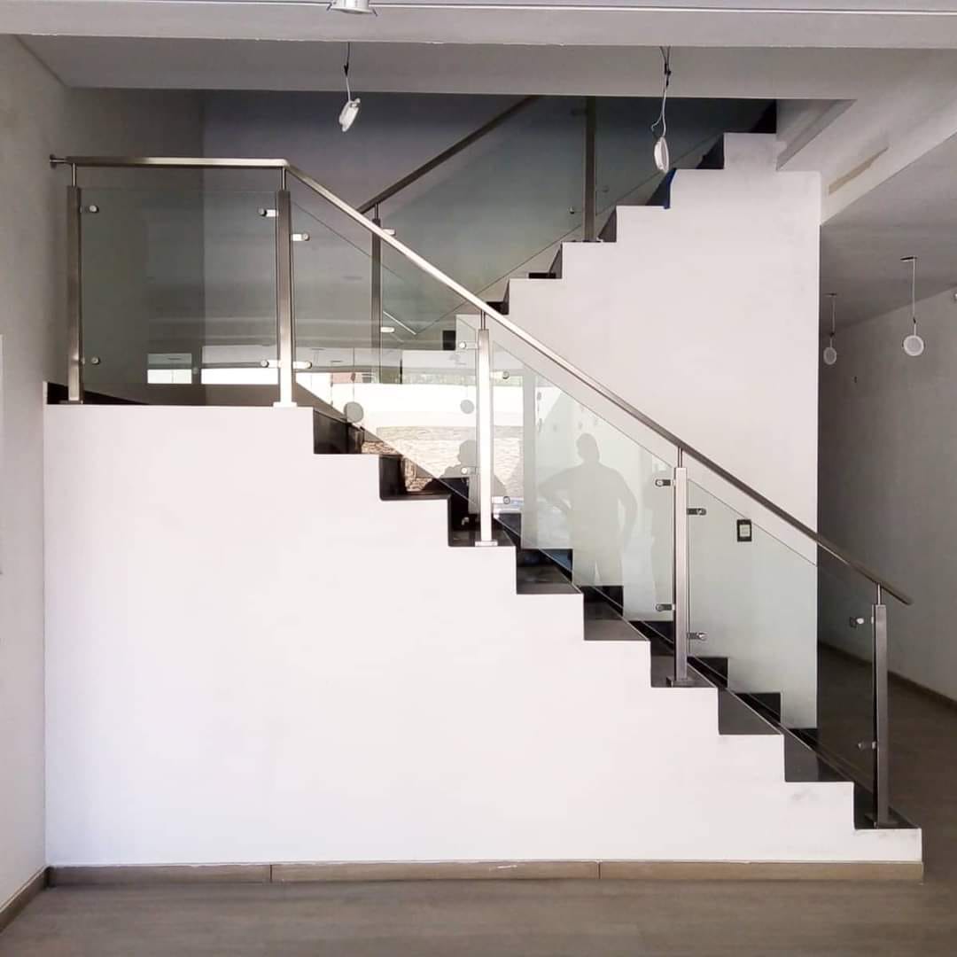 Escalera recta con estructura de acero inoxidable y baranda de vidrio templado